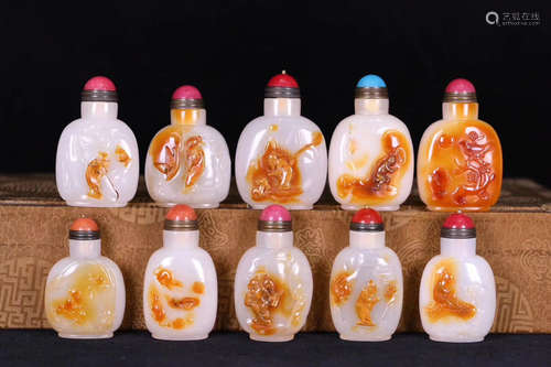 A SET OF AGATE SNUFF BOTTLES