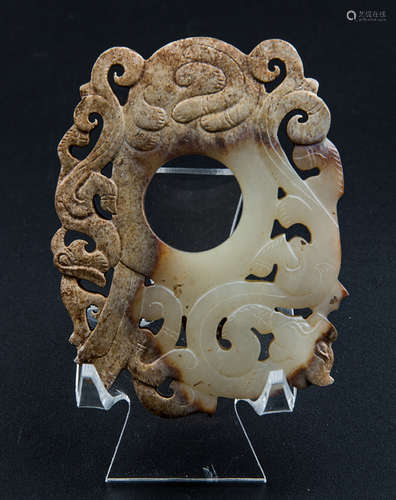 A FINE CARVED JADE PENDANT