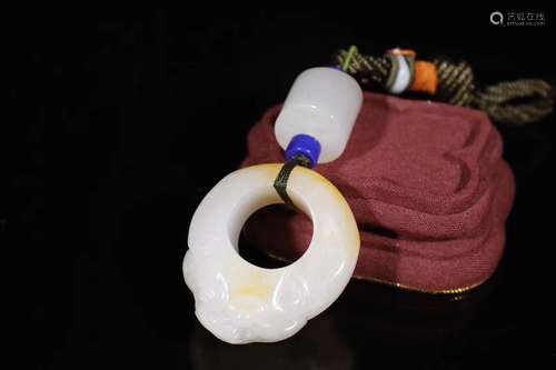 A HETIAN JADE THUMB RING PENDANT