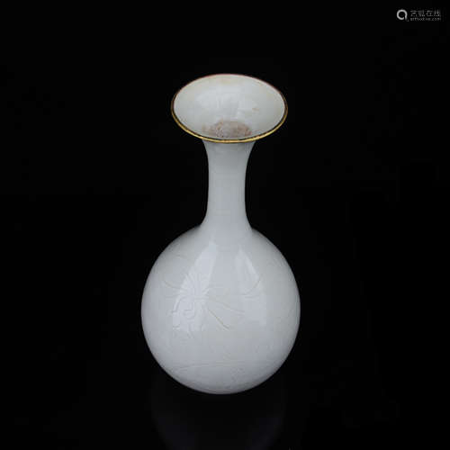 A DINGYAO INCISED FLORAL PATTERN VASE