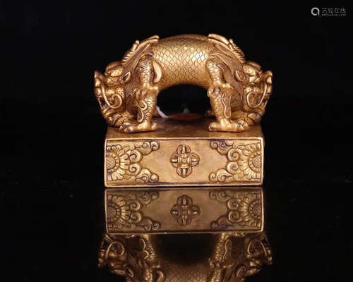 A GILT COPPER ALLOY SEAL CARVED DRAGON HEAD