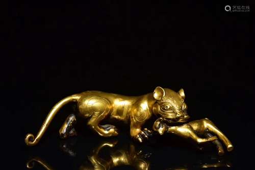 A GLIT-BRONZE TIGER AND DEER ORNAMENT