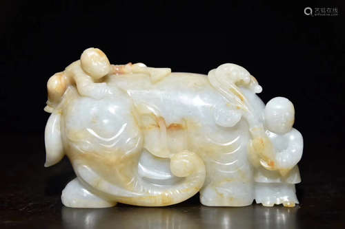 A HETIAN JADE ELEPHANT ORNAMENT