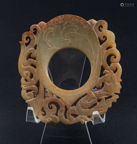 A FINE CARVED JADE PENDANT