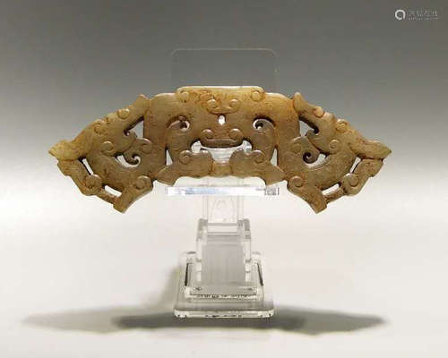 A FINE CARVED JADE PENDANT