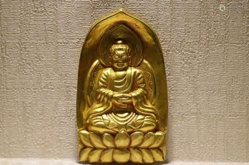 A GOLD BUDDHA FIGURE