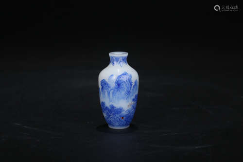 Chinese enamled glass snuff bottle. Qianlong mark