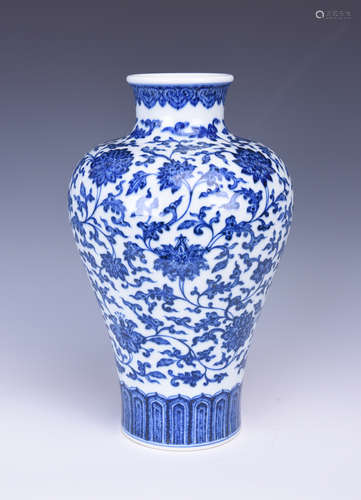 Chinese blue and white porcelain vase, Qianlong mark.