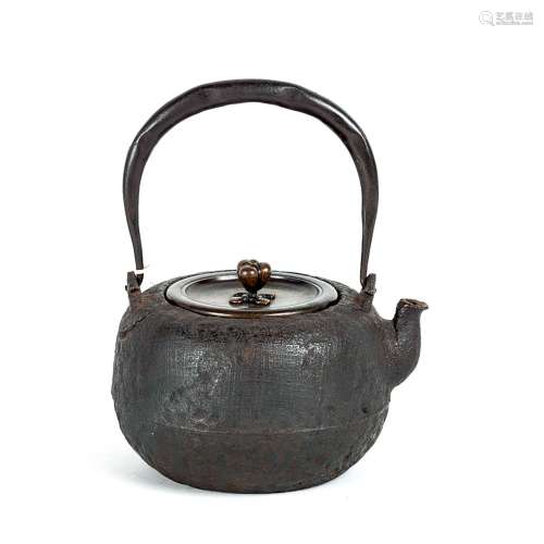 明治时期 龙文堂造 布纹丸形铁壶