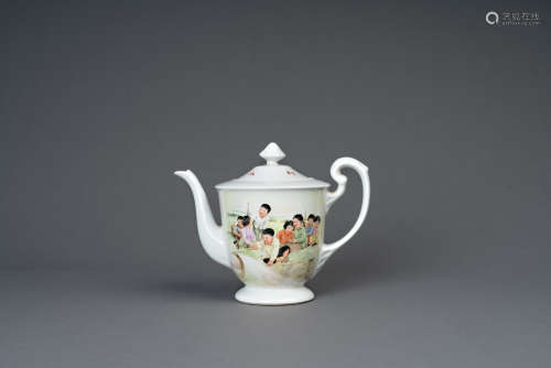 六十年代 粉彩現代人物茶壺“戴榮華款”