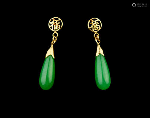 A Green Jadeite Droplet Style Earring with 