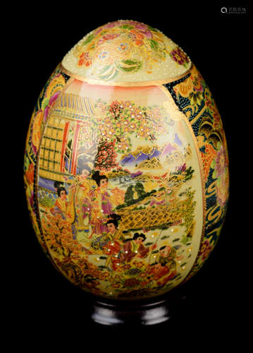 A Chinese Exporting Chaozhou Porcelain Decorative Egg (Early/Mid 20th C.)