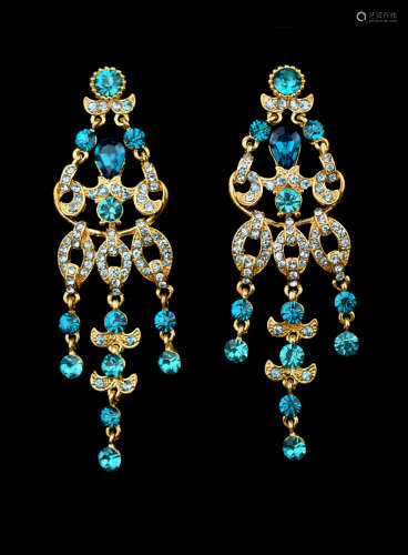 A Pair of Gem Stone Earrings (Fashion Jewelry)