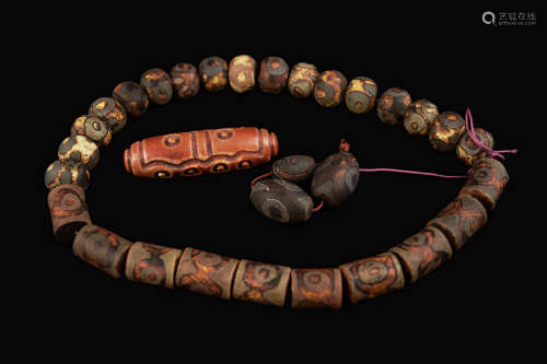 [Chinese] A Set of a Dzi Bead Necklace and Four Dzi Beads