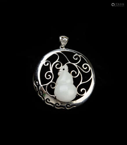 A Natrual Jadeite Calabash Pendant with Round Silver Frame