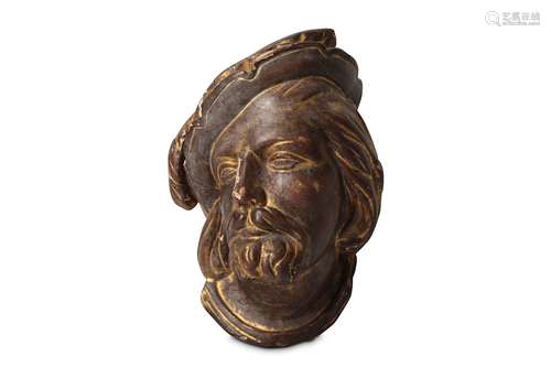 A LATE 17TH / 18TH CENTURY CARVED GILTWOOD HEAD OF A GENTLEMAN