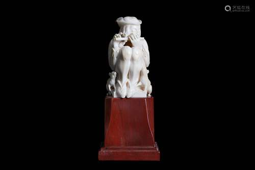 AN EARLY 20TH CENTURY GERMAN ART NOUVEAU CARVED IVORY FIGURE OF THE PIED PIPER OF HAMELINthe seated figure wearing a plumed hat and playing his pipe