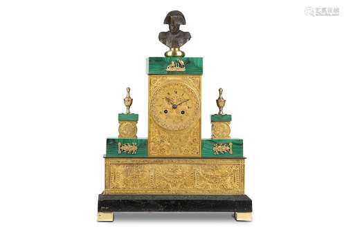 AN EARLY 19TH CENTURY FRENCH EMPIRE PERIOD GILT BRONZE AND MALACHITE MOUNTED MANTEL CLOCKthe case of plinth form