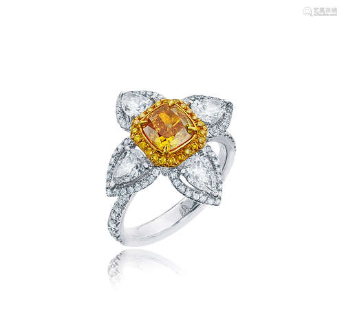 18k白金镶嵌重约1.01克拉深彩黄橙钻石配钻石戒指