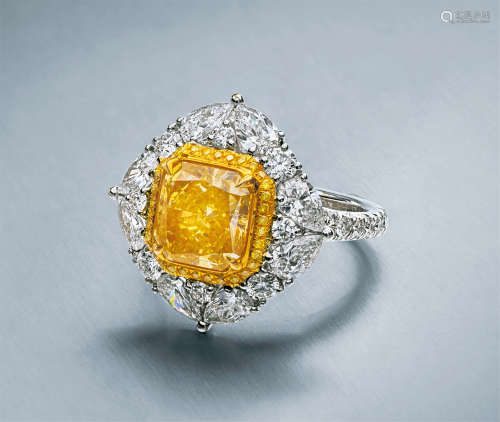 18k黄金白金镶嵌重约3.09克拉雷迪恩型切割天然艳彩黄钻石配钻石戒指