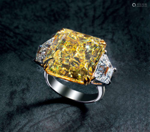 18K白金镶嵌重约21.57克拉雷迪恩形切割天然彩黄色钻石配钻石戒指 净度为VS2