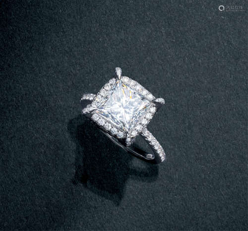 经典优雅，18K白金镶嵌重约3.53克拉公主方形切割天然G色钻石戒指，主石净度为VVS2