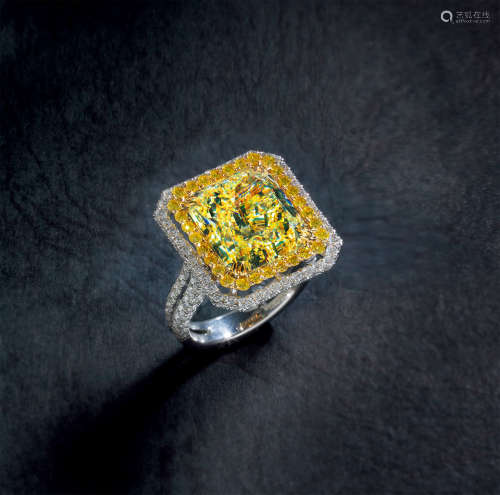 铂金镶嵌重约10.02克拉雷迪恩形切割天然彩黄色钻石配钻石戒指