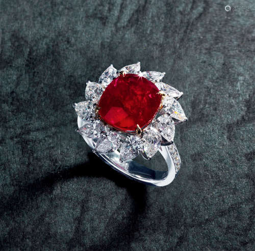 18K白金镶嵌重约5.25克拉天然缅甸红宝石配钻石戒指，未经加热处理，产自缅甸著名莫谷矿区