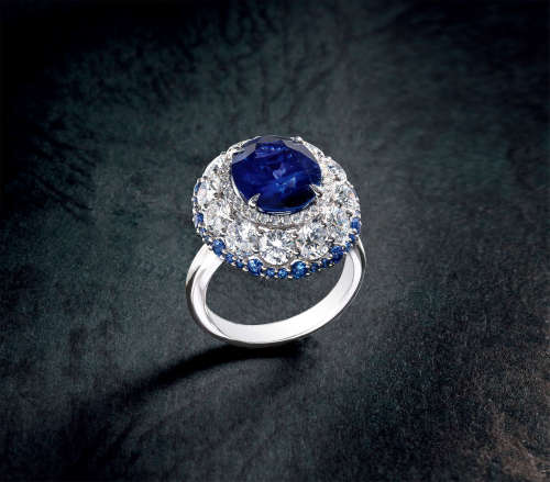 极罕有珍贵，18K白金镶嵌重约5.4克拉变色无烧蓝宝石配钻石戒指，产地克什米尔