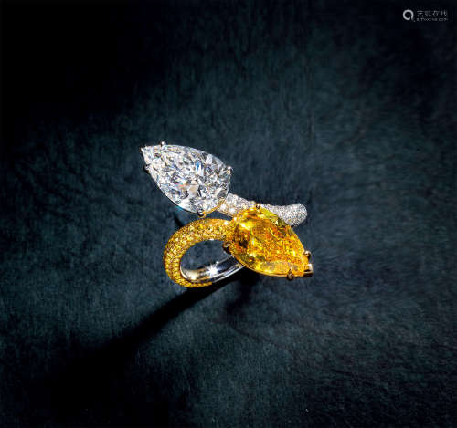 18k黄白金镶嵌重约3.02及3.02克拉梨型切割天然艳彩黄鉆及白钻钻石戒指