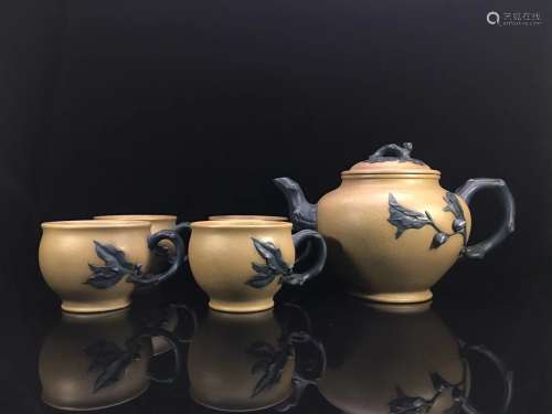A SET OF TEAPOT AND CUPS