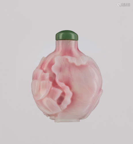 A FINELY CARVED SANDWICHED PINK GLASS 'LOTUS' SNUFF BOT…