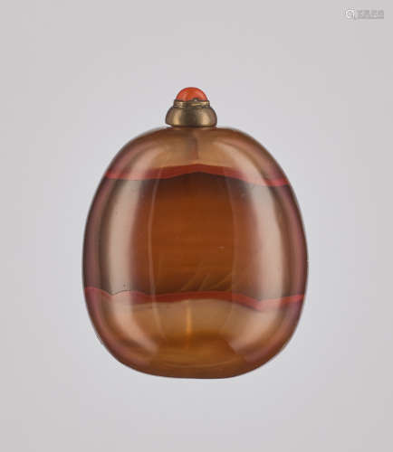 A PEBBLE FORM ‘FLAG DRAPED’ BANDED AGATE SNUFF BOTTLE, …