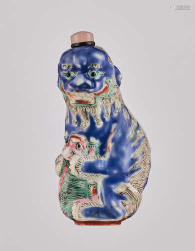 A MOLDED PORCELAIN 'BUDDHIST LION AND CUB' SNUFF BOTTLE…