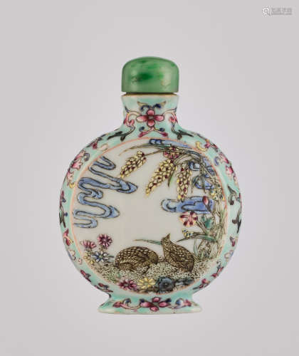 AN ENAMELLED PORCELAIN ‘QUAILS AND MAGPIES’ SNUFF BOTTL…