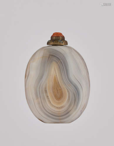 A PEBBLE FORM 'THUMBPRINT' AGATE SNUFF BOTTLE, QING DYN…