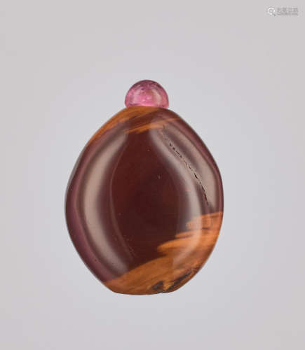 A MINIATURE ROOT AMBER 'PEBBLE' SNUFF BOTTLE
