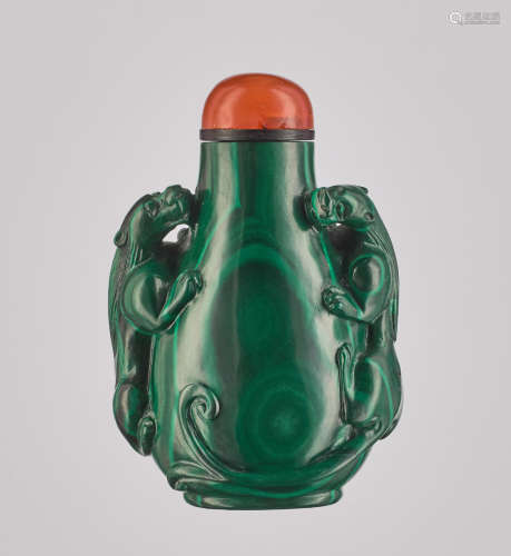 A CARVED ‘CHILONG’ THUMBPRINT MALACHITE SNUFF BOTTLE, Q…