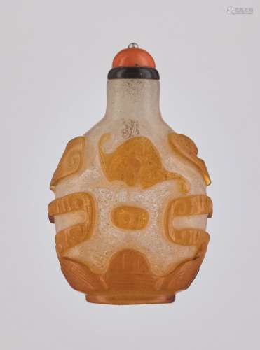 AN AMBER COLORED OVERLAY ‘BATS’ GLASS SNUFF BOTTLE
