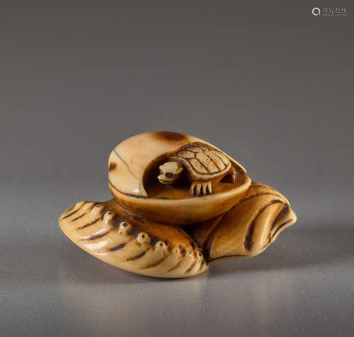 AN IVORY NETSUKE OF CLAMS AND MINOGAMEIvory net...