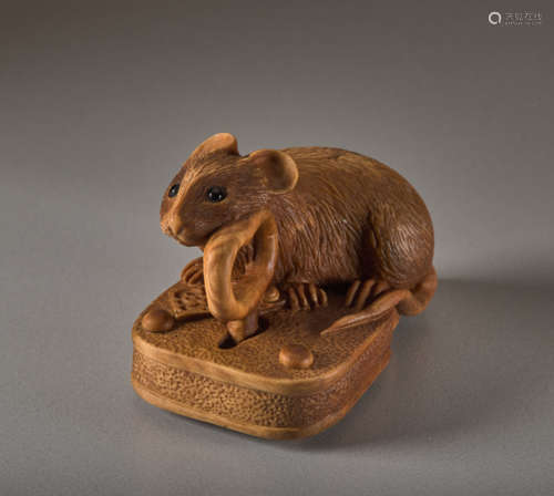 A BOXWOOD NETSUKE BY ALEXANDER DERKACHENKOBoxwo...