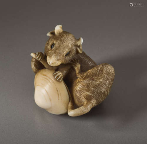 AN IVORY NETSUKE BY BISHU OF A RAT WITH ITS TAIL S...