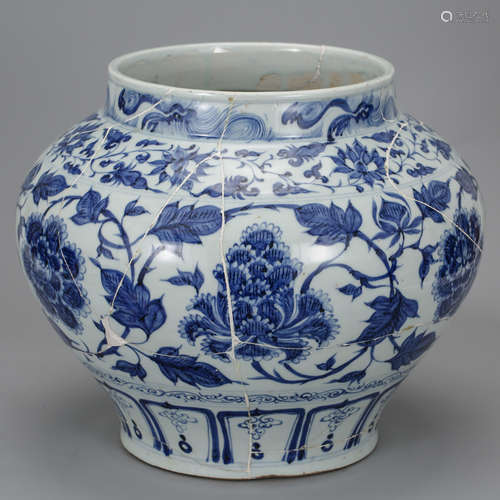 CHINESE BLUE AND WHITE PORCELAIN JAR