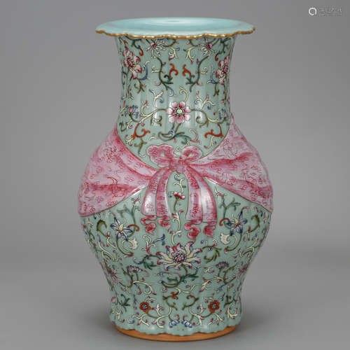 CHINESE FAMILLE ROSE PORCELAIN VASE