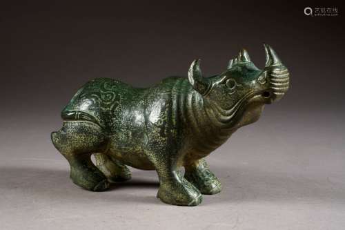 Rhinocéros. Pierre sculpté (jade ?) et patinée. Ch...