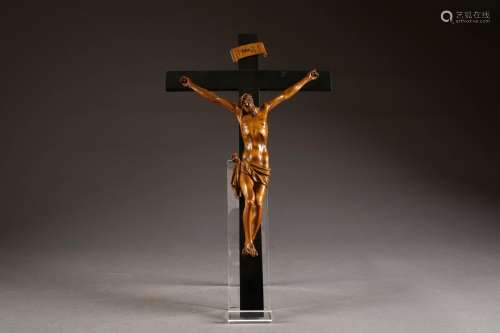 Christ. Buis sculpté sur croix de bois poli noir. ...