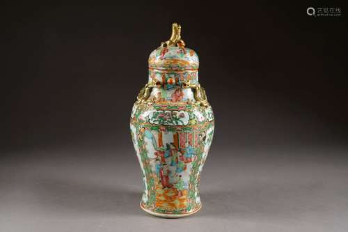 Canton. Vase couvert. Animé de deux chilongs et d'...