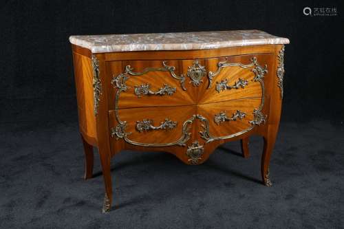 Commode de Style Louis XV. Sommée d'un marbre roug...