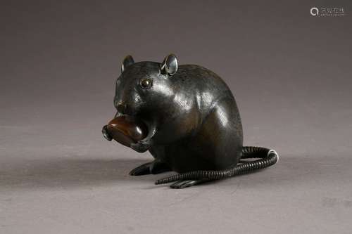 Rat à la Châtaigne. Bronze à patine noire et cuivr...