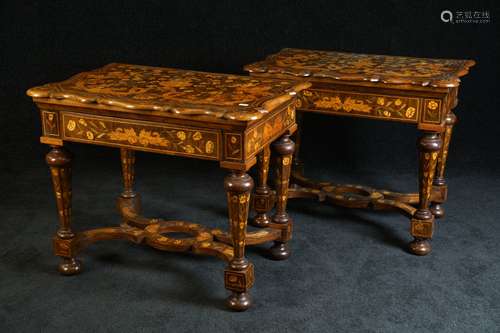 Paire de Tables Consoles. Tablettes chantournées e...